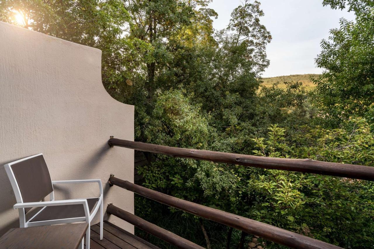 Mount Grace Hotel & Spa Magaliesburg Εξωτερικό φωτογραφία A balcony at the hotel