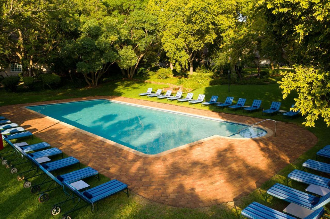 Mount Grace Hotel & Spa Magaliesburg Εξωτερικό φωτογραφία The swimming pool at the hotel