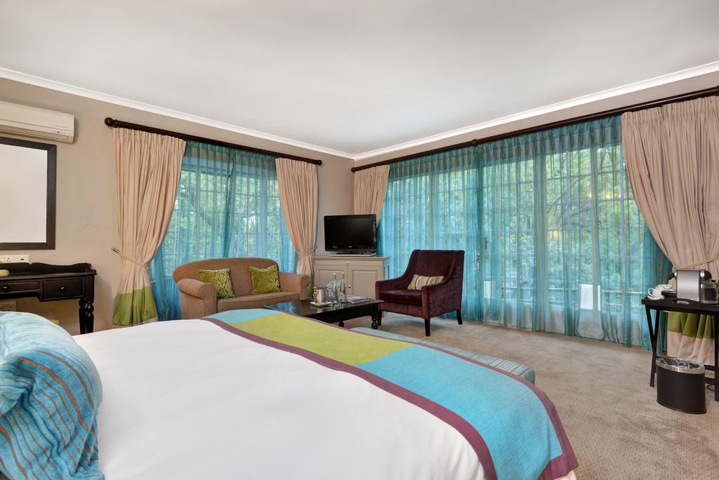 Mount Grace Hotel & Spa Magaliesburg Εξωτερικό φωτογραφία A bedroom at the Taj Bengal
